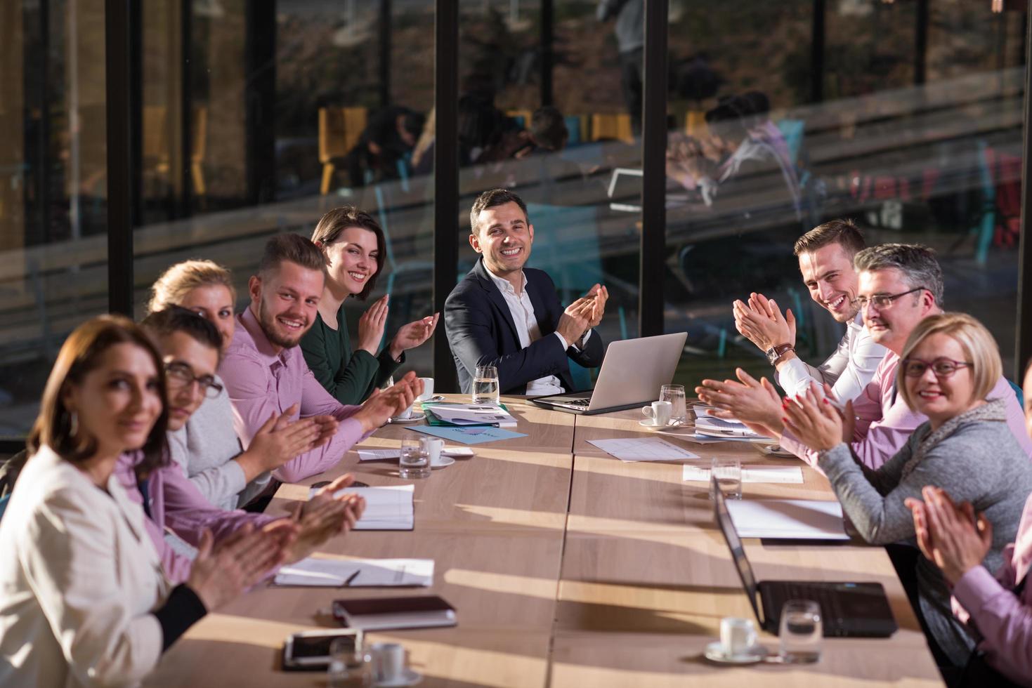 équipe commerciale lors d'une réunion dans un immeuble de bureaux moderne photo