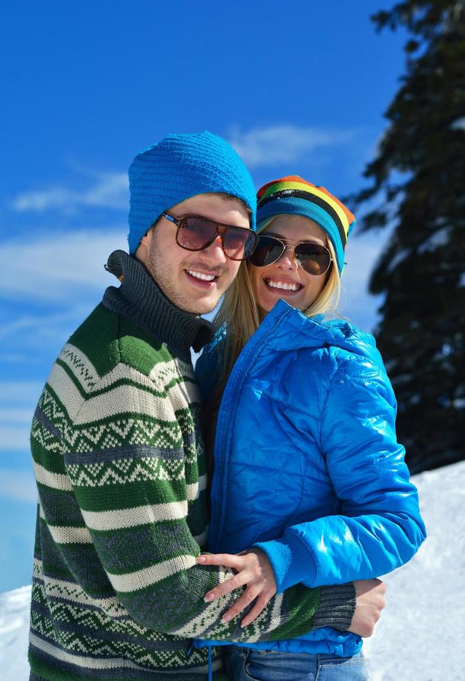 jeune couple, dans, hiver, neige, scène photo