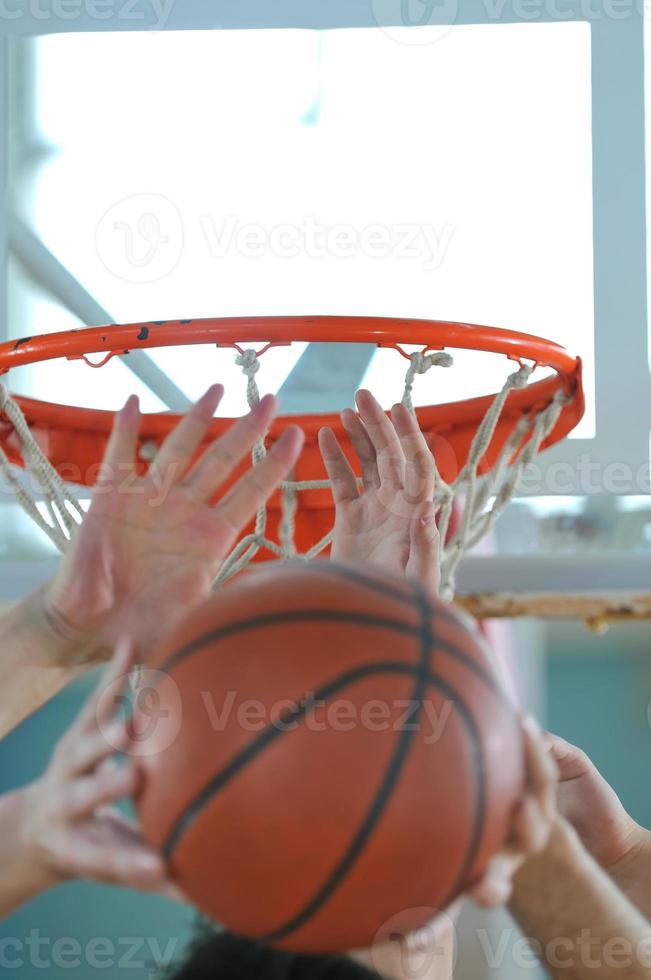 vue duel de basket-ball photo