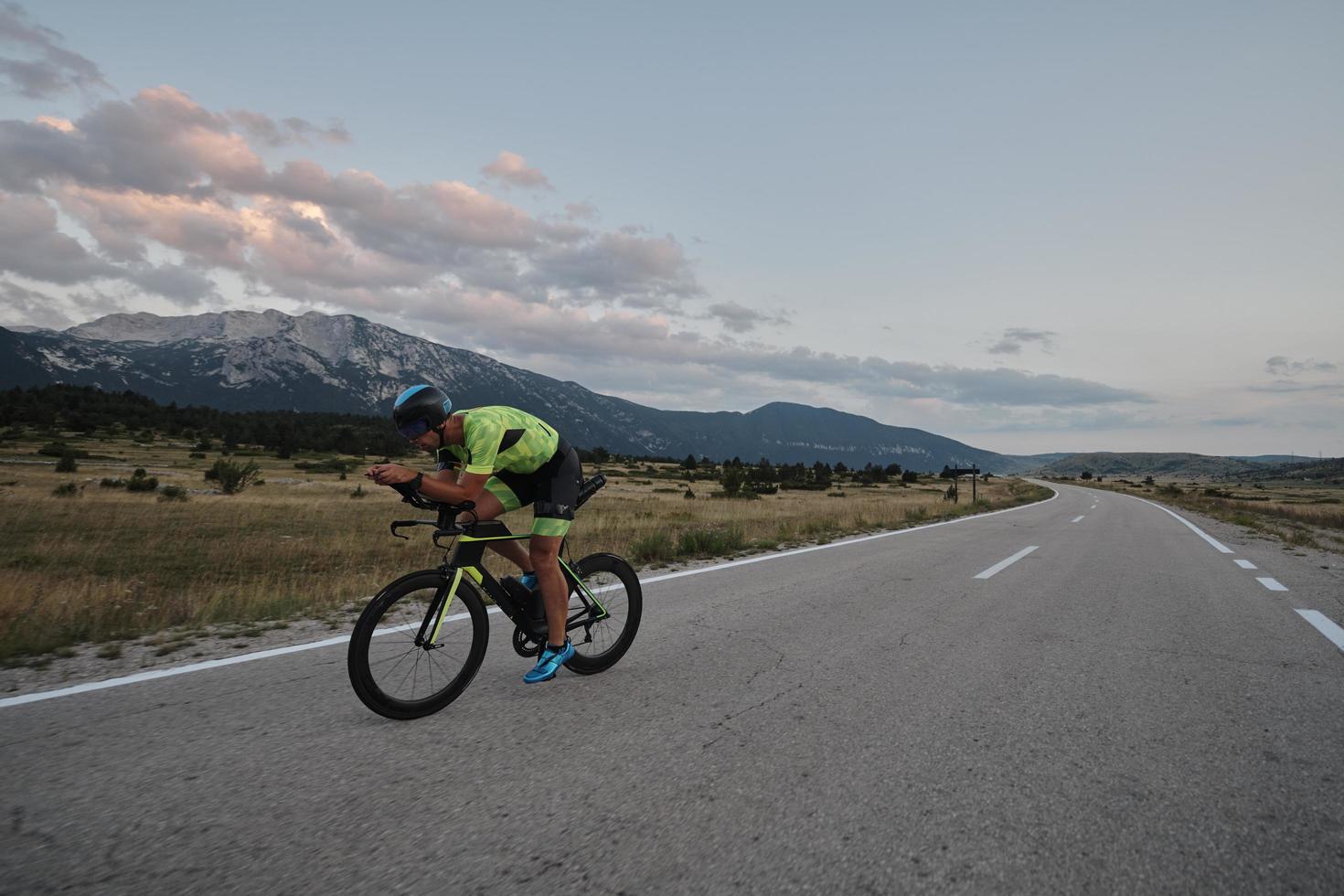 athlète de triathlon faisant du vélo photo