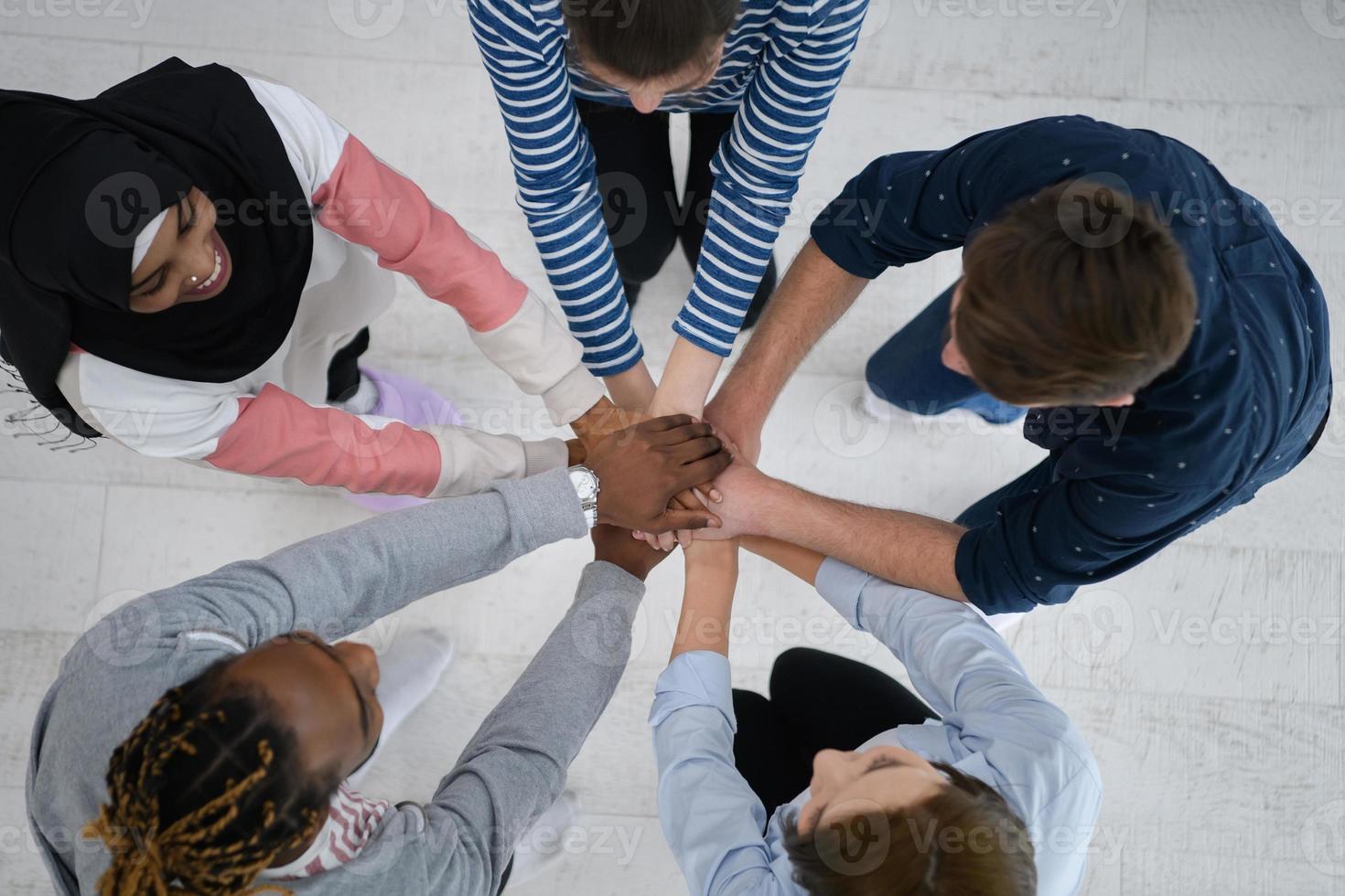 vue de dessus d'un groupe diversifié de personnes debout embrassant et symbolisant l'unité photo