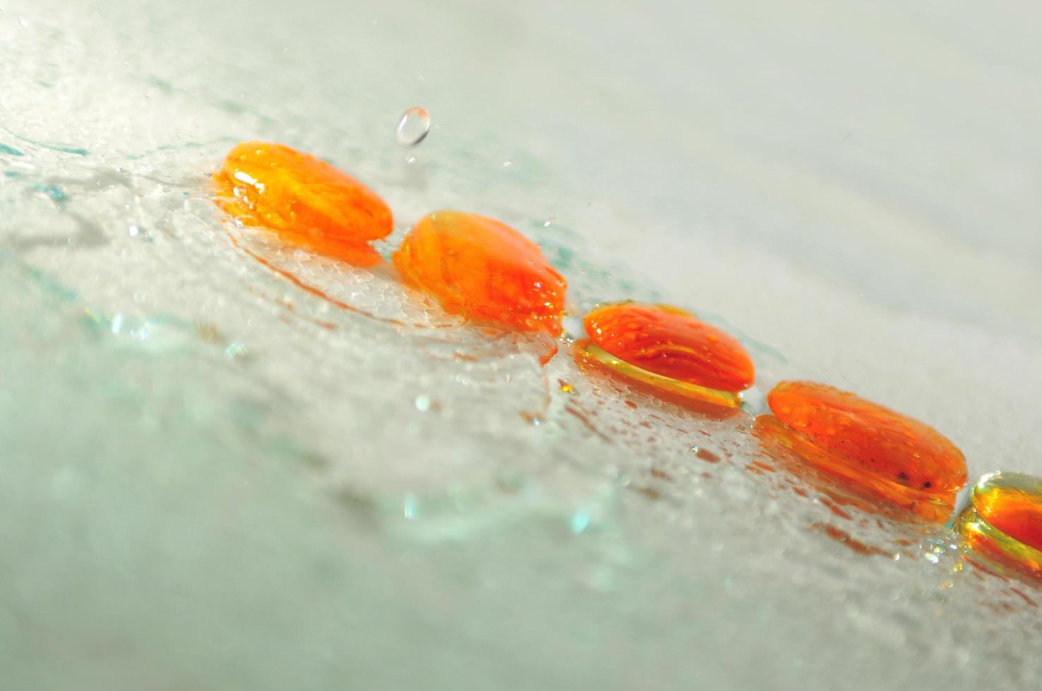 pierres zen humides isolées avec des éclaboussures de gouttes d'eau photo