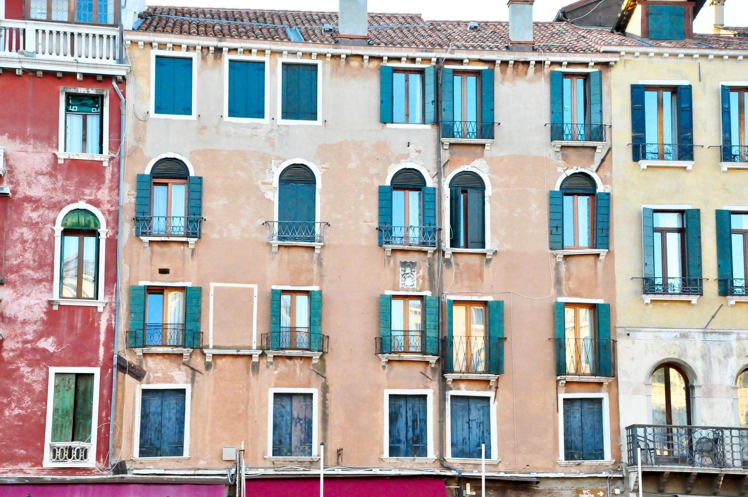 Venise, Italie. place de venise classique avec des bâtiments typiques et des fenêtres colorées photo