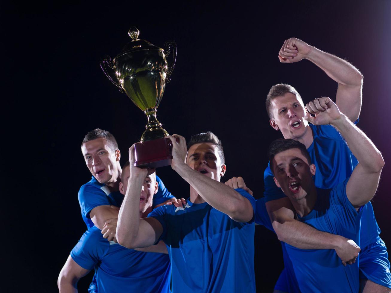 joueurs de football célébrant la victoire photo