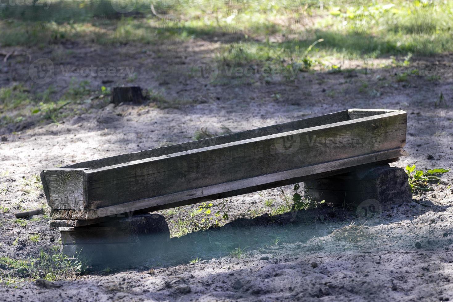 abreuvoir en bois dans le parc pour nourrir les herbivores photo