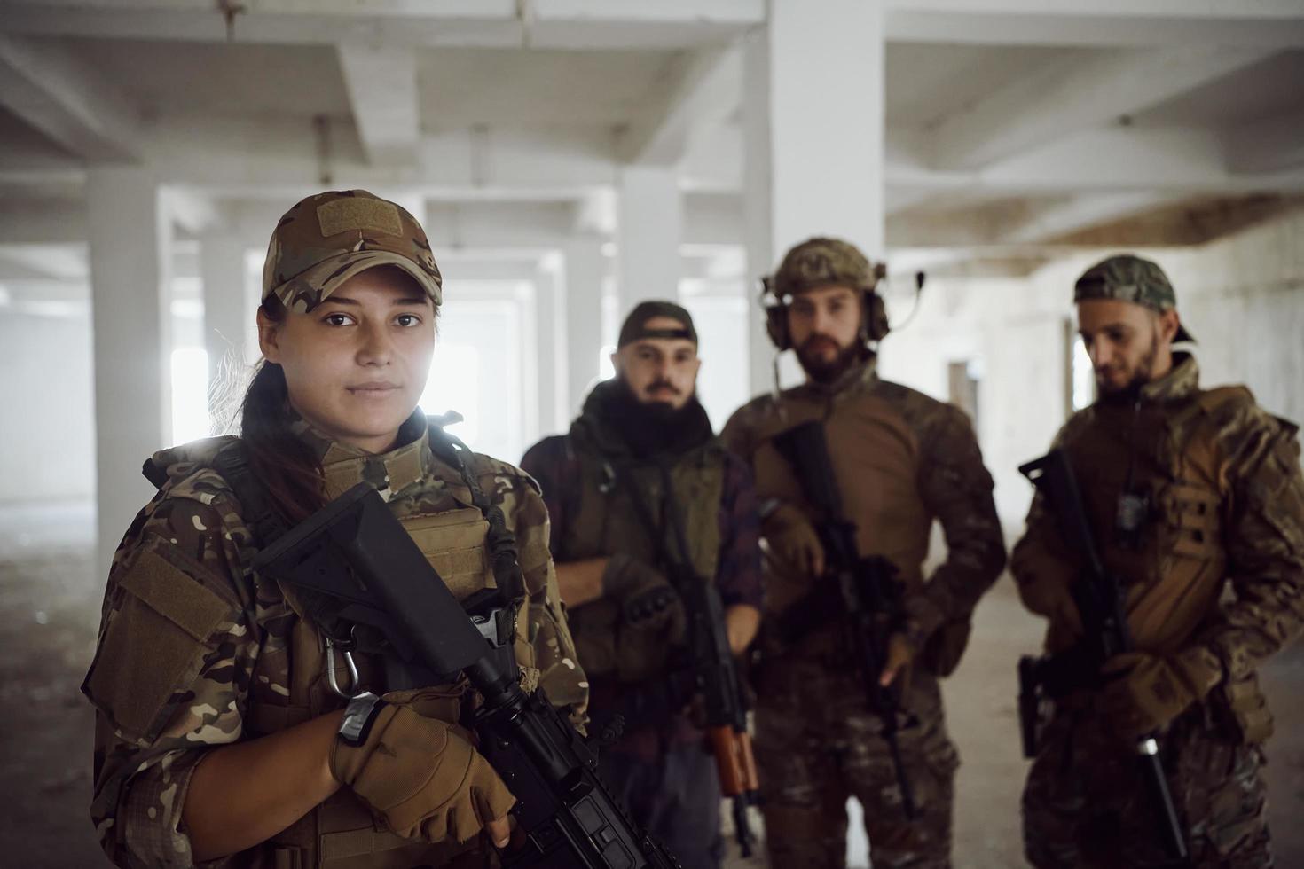 portrait d'équipe d'escouade de soldats en milieu urbain photo