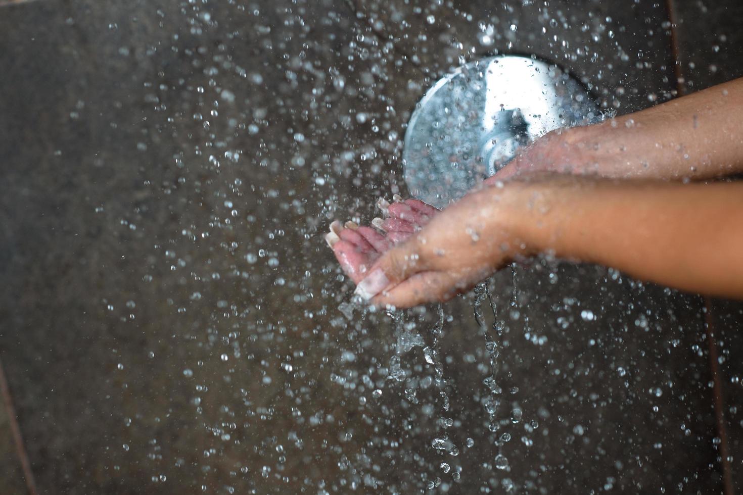 sexy jeune femme enjoing bain sous douche d'eau photo