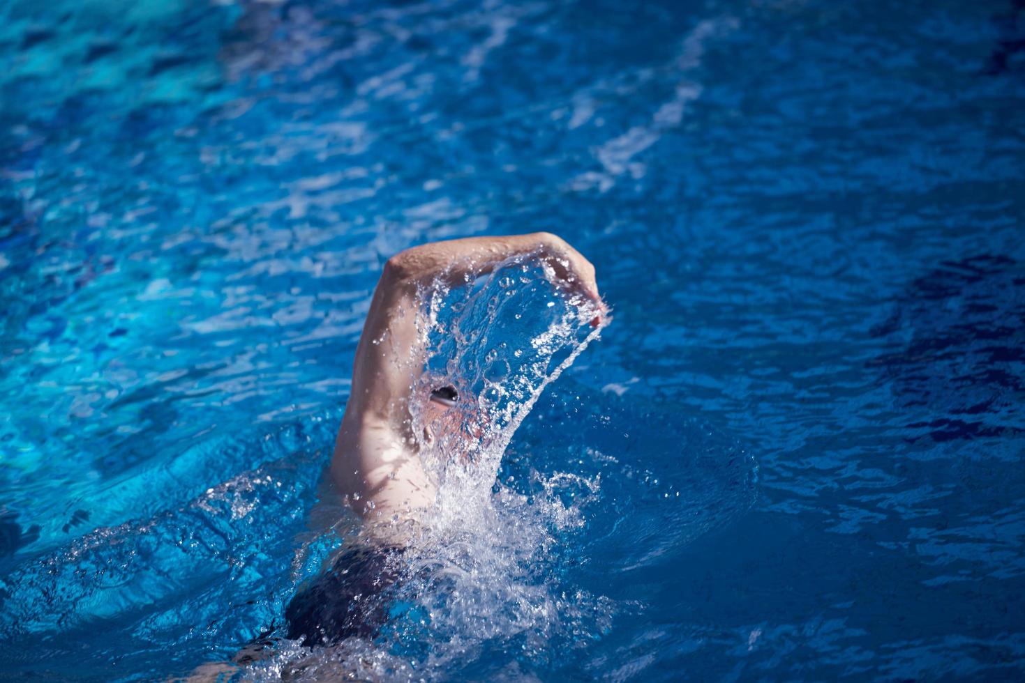 exercice de nageur sur le caca de piscine intérieure photo