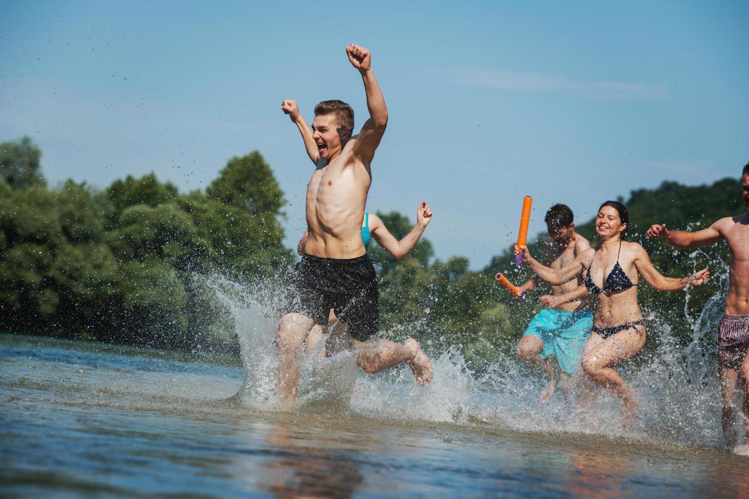 amis de joie d'été s'amusant sur la rivière photo