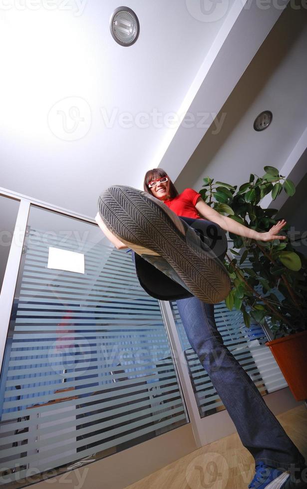 femme donnant un coup de pied à l'exercice photo