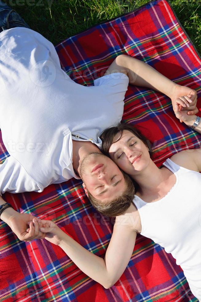 romantique jeune couple amoureux ensemble en plein air photo