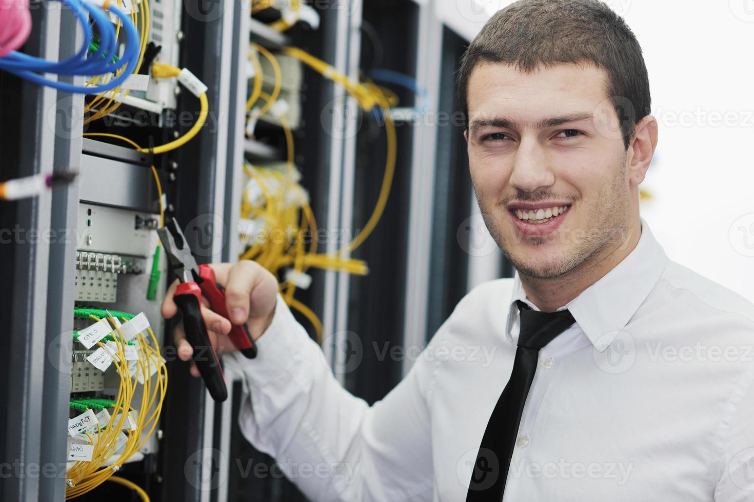 jeune ingénieur informatique dans la salle des serveurs du centre de données photo