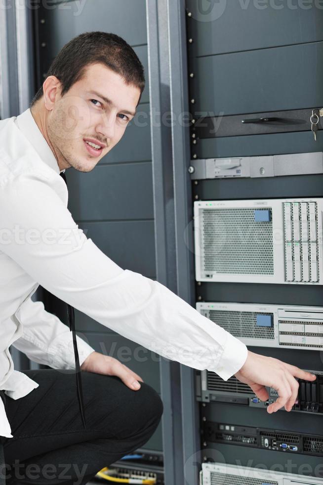 jeune ingénieur informatique dans la salle des serveurs du centre de données photo