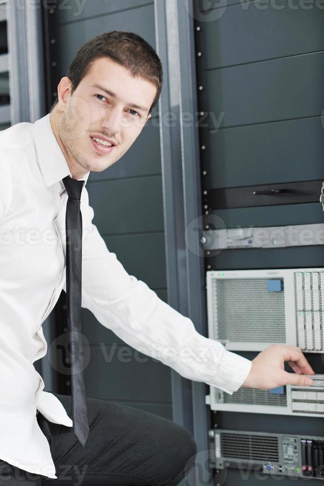 jeune ingénieur informatique dans la salle des serveurs du centre de données photo