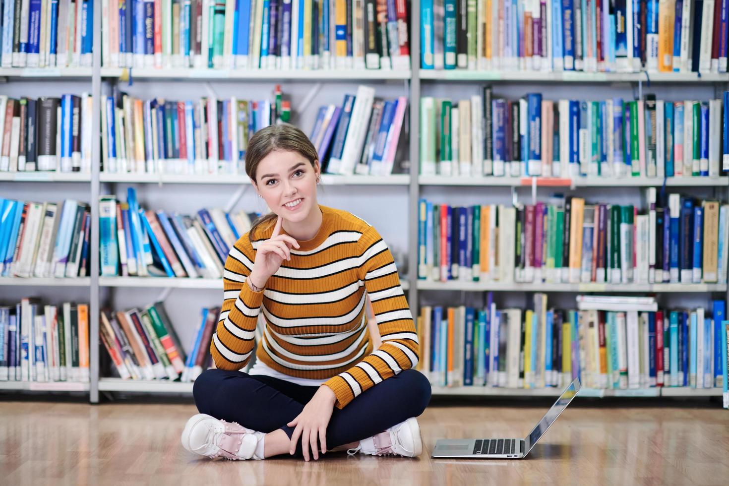 l'élève utilise un cahier et une bibliothèque scolaire photo