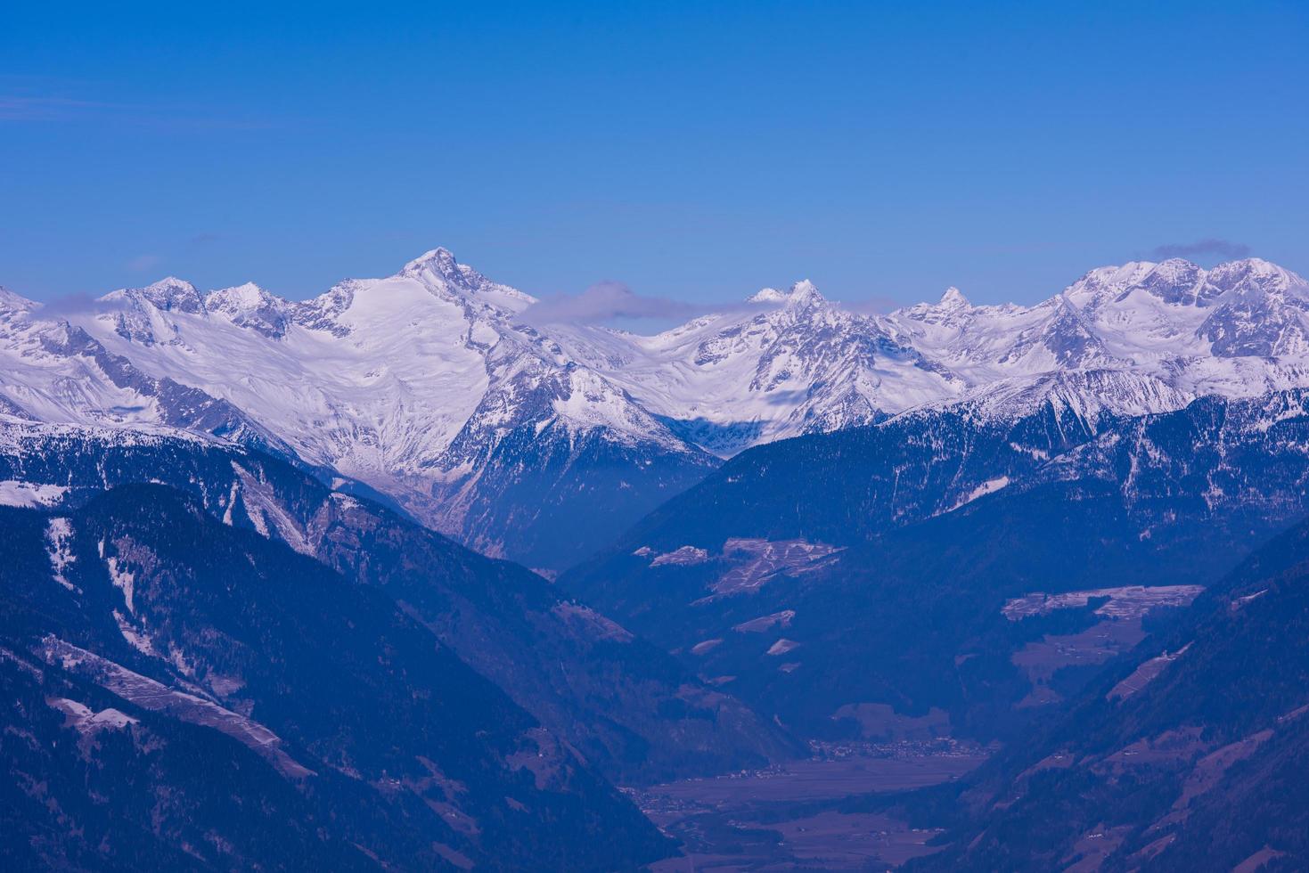 vue sur les montagnes d'hiver photo