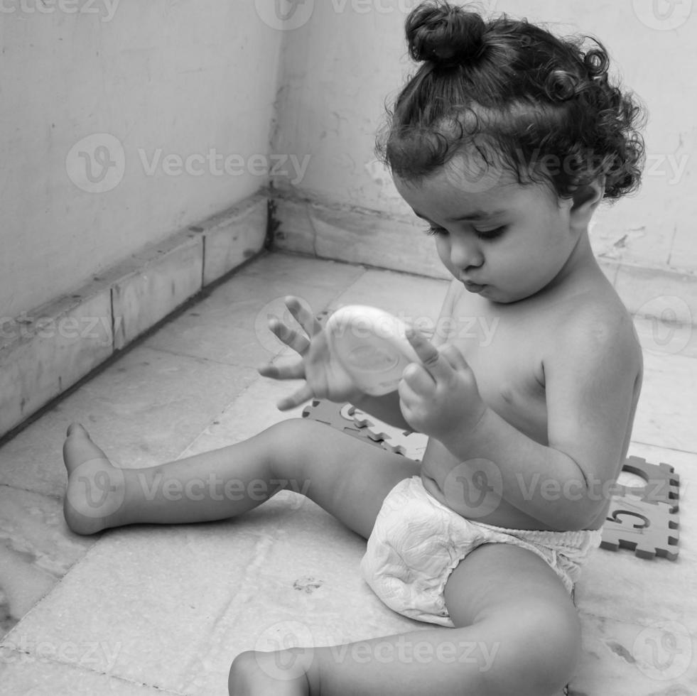 mignon petit garçon shivaay sapra sur le balcon de la maison pendant l'été, doux petit garçon photoshoot pendant la lumière du jour, petit garçon profitant à la maison pendant la séance photo - noir et blanc