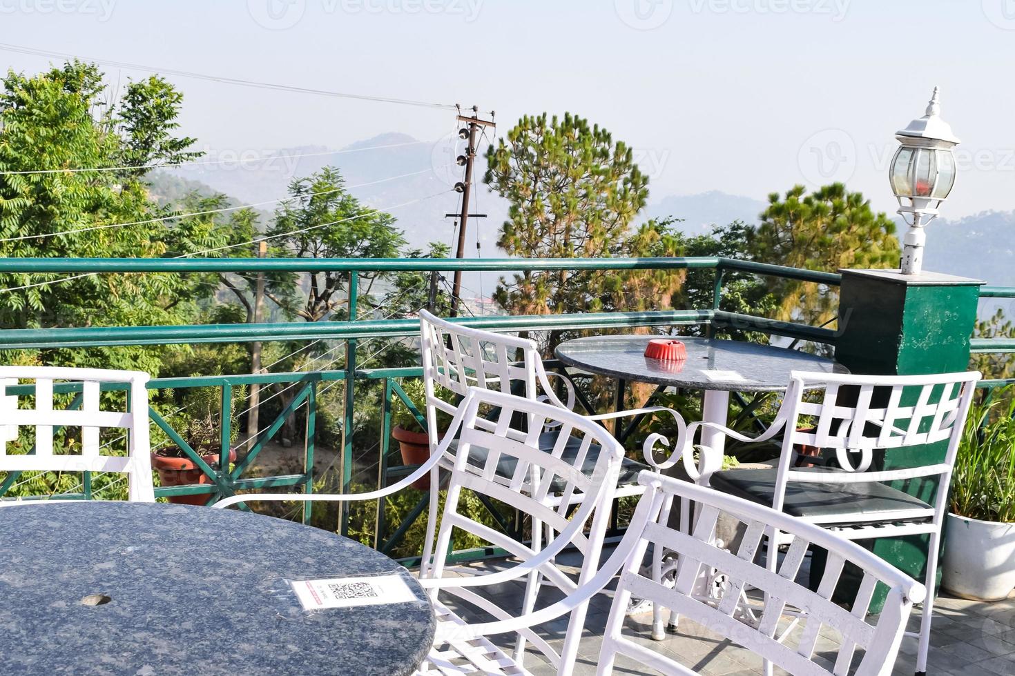 vue tôt le matin du restaurant moderne sur le toit à kasauli, himachal pradesh en inde, vue sur les collines de montagne depuis le restaurant en plein air à kasauli, restaurant sur le toit de kasauli photo