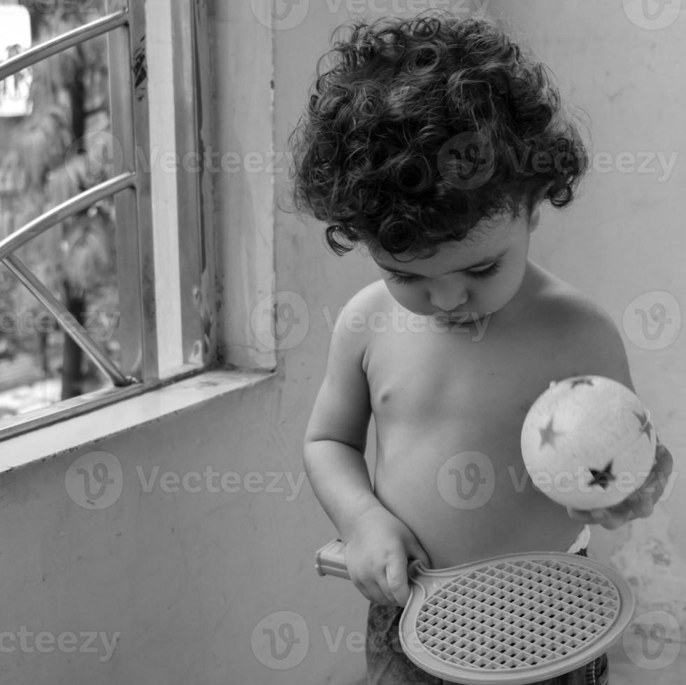 mignon petit garçon shivaay sapra sur le balcon de la maison pendant l'été, doux petit garçon photoshoot pendant la lumière du jour, petit garçon profitant à la maison pendant la séance photo - noir et blanc