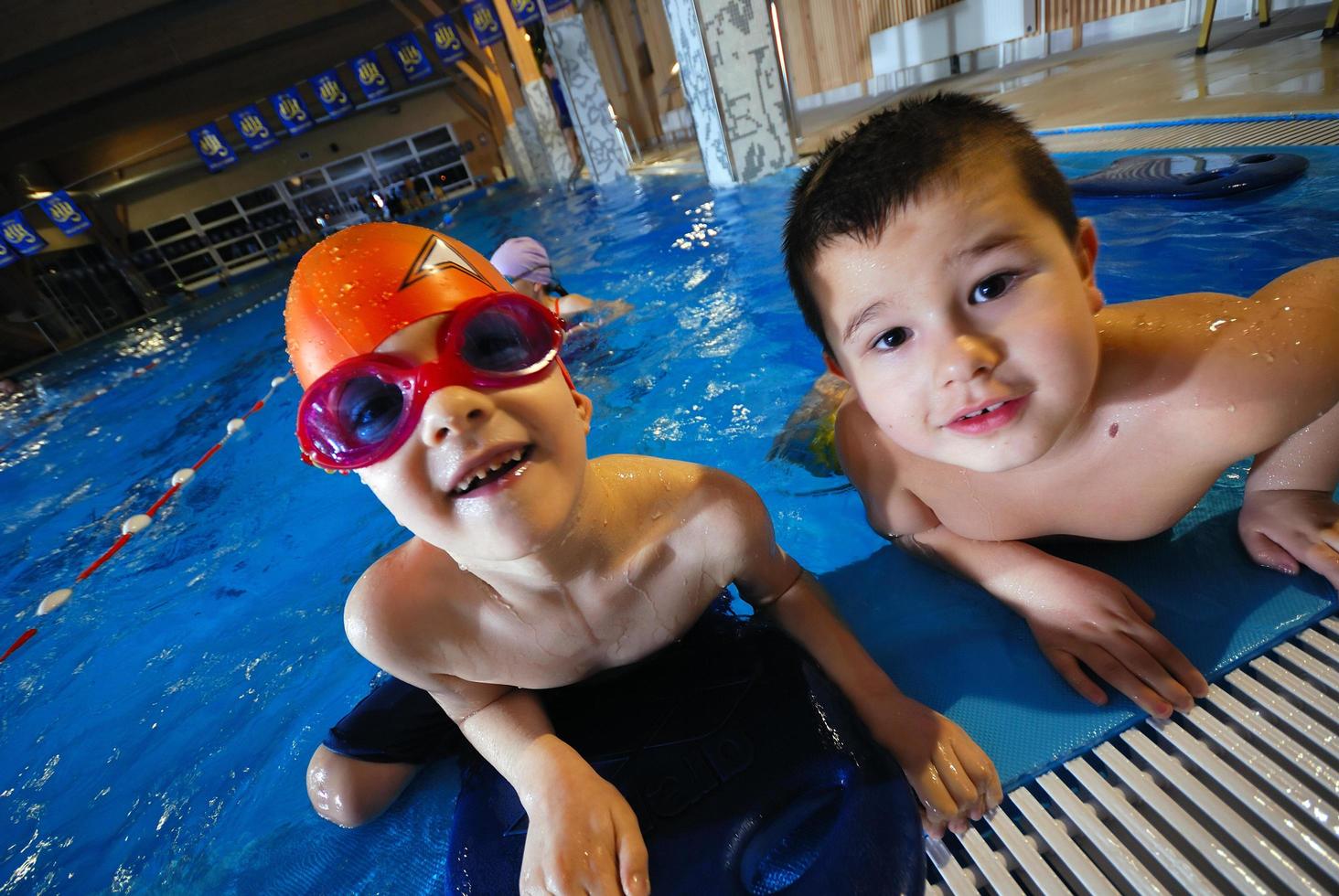 nager dans la piscine couverte photo