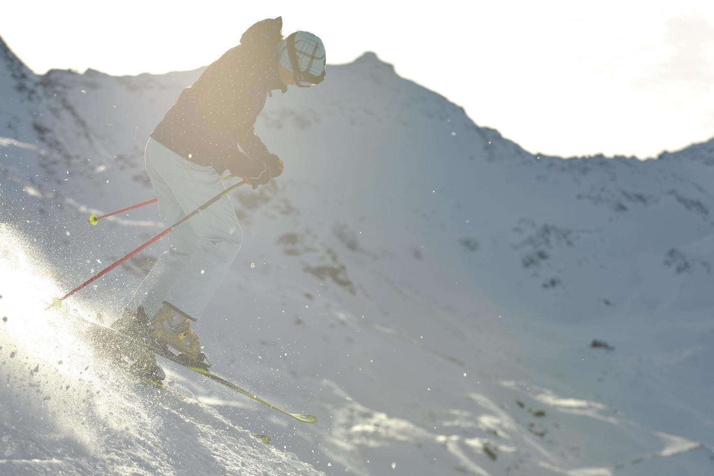 femme skiant sur la neige fraîche en hiver photo