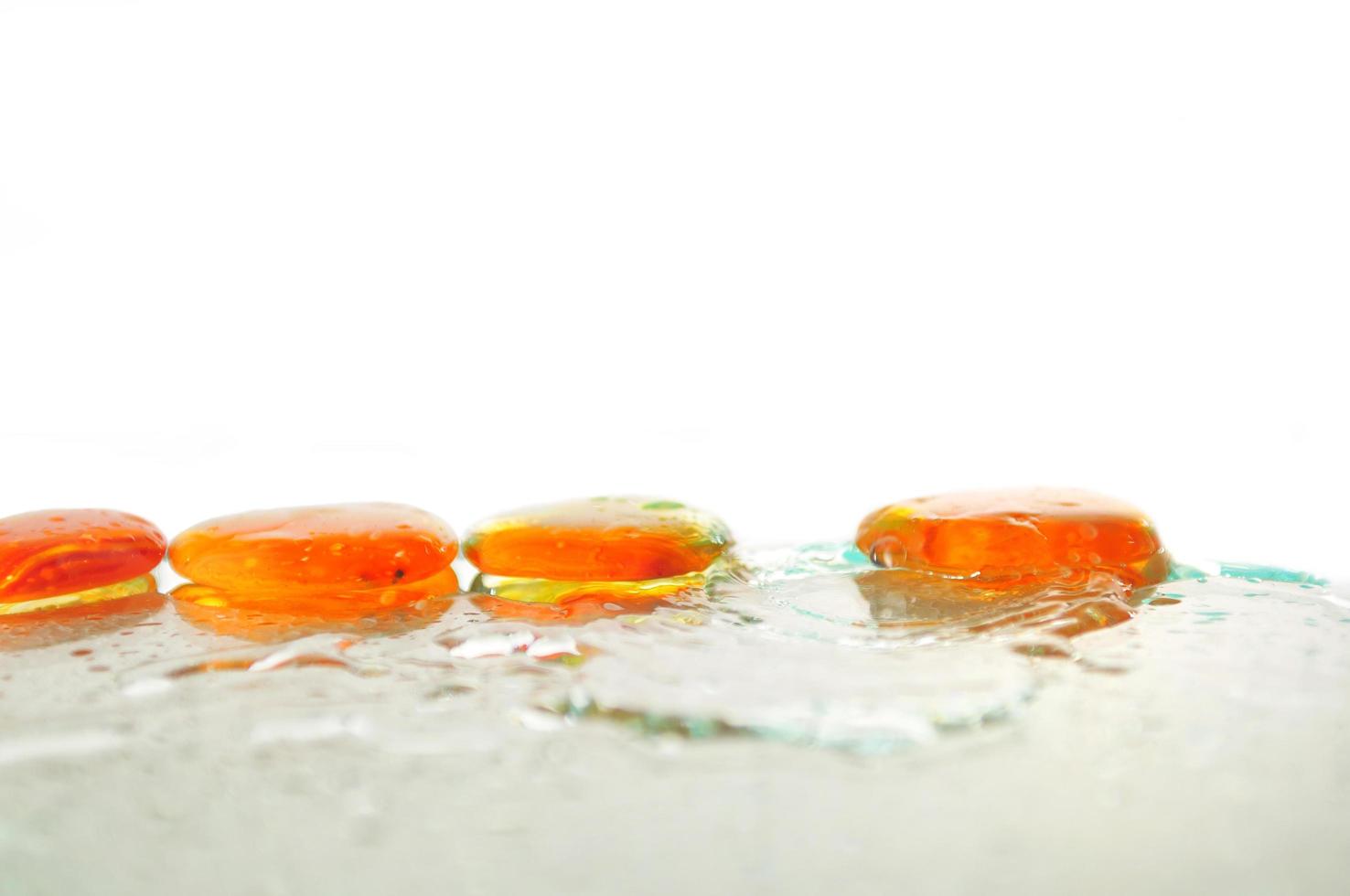 pierres zen humides isolées avec des éclaboussures de gouttes d'eau photo