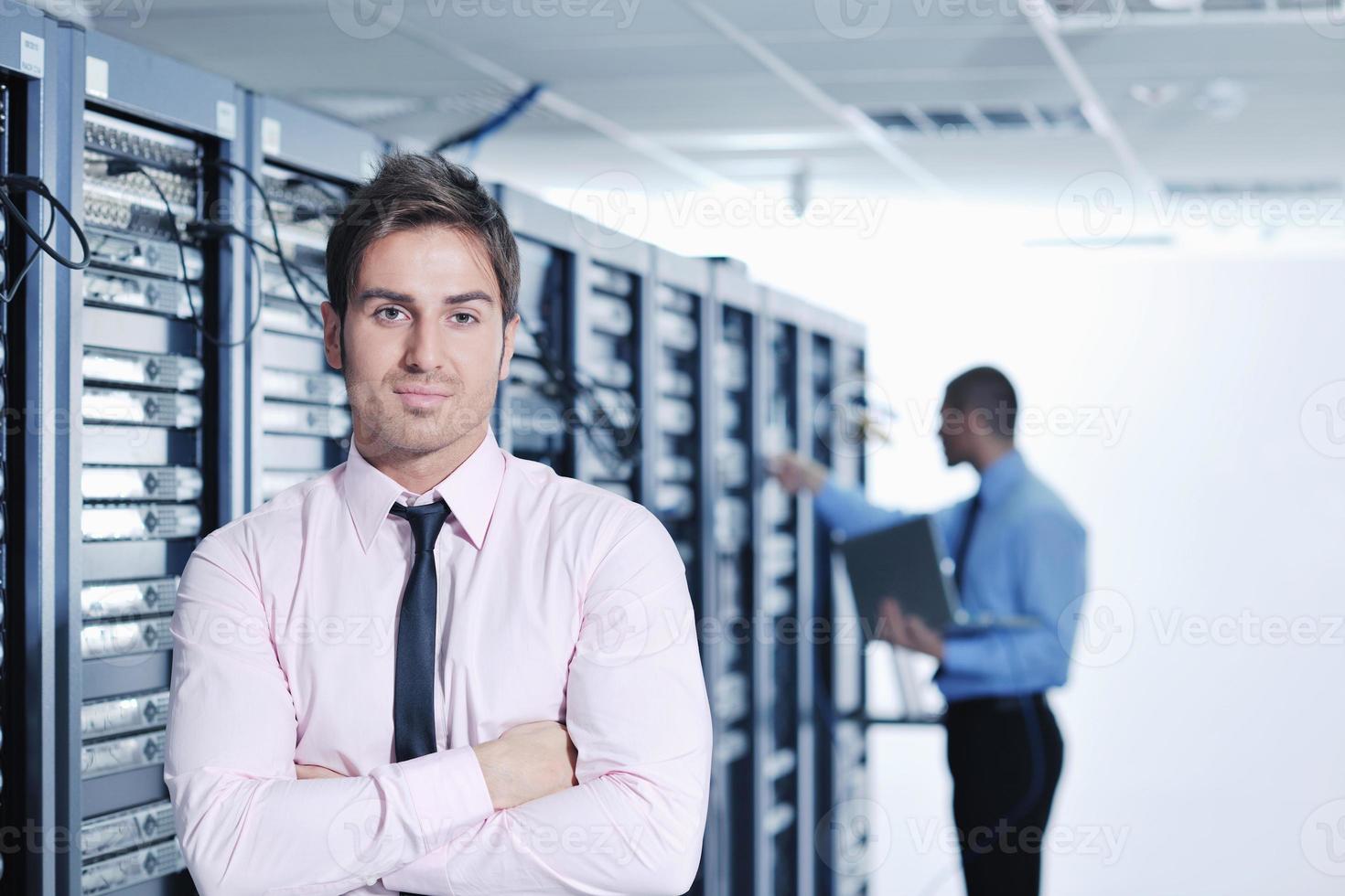 ingénieurs informatiques dans la salle des serveurs réseau photo