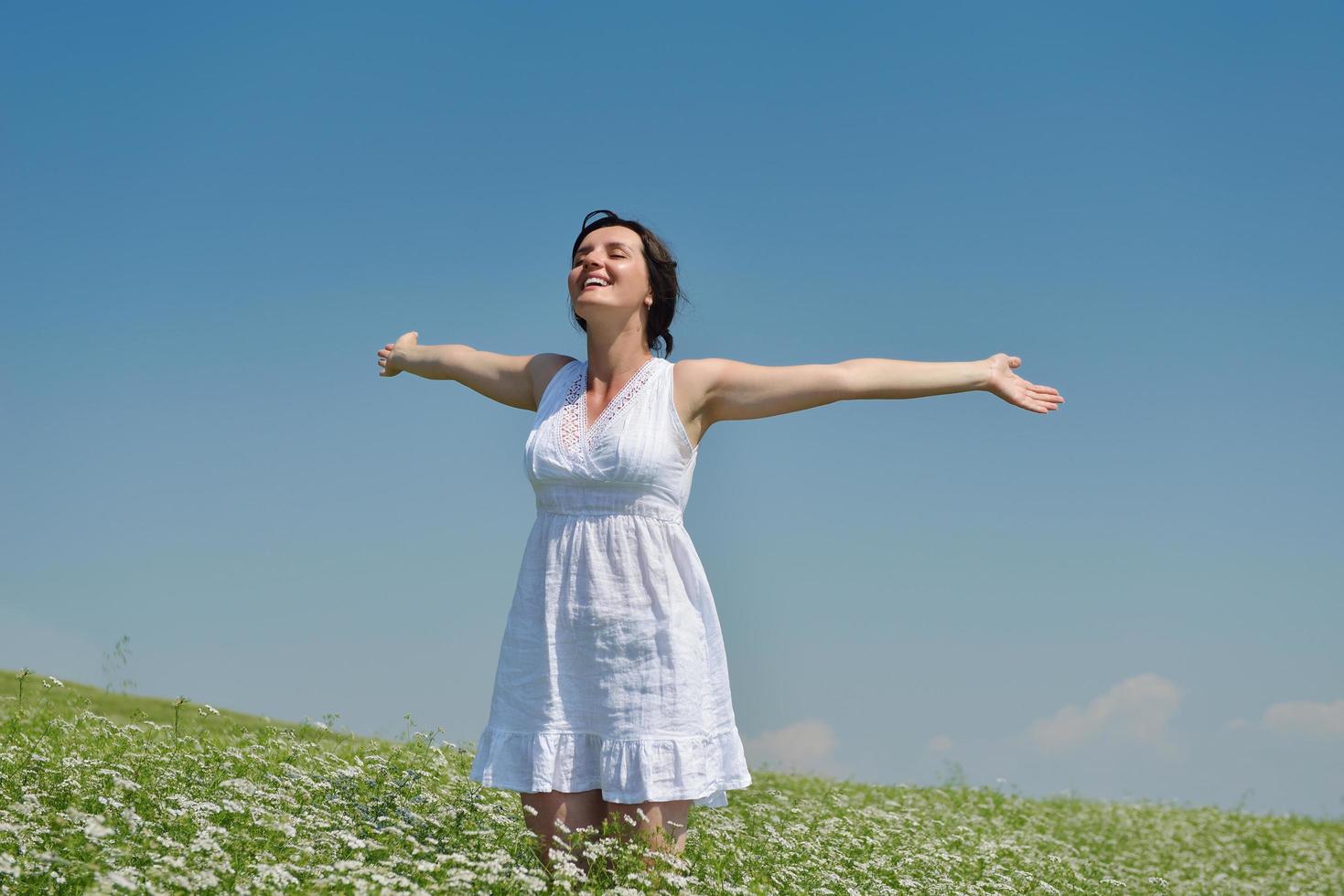 jeune femme heureuse dans un champ vert photo