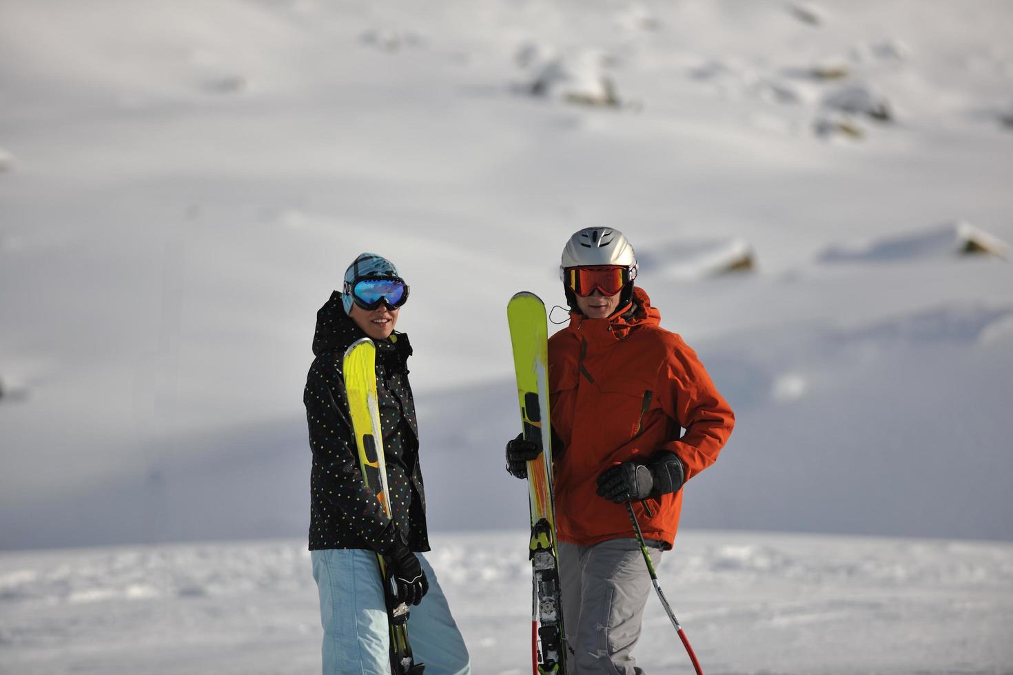 skier maintenant pendant la saison d'hiver photo