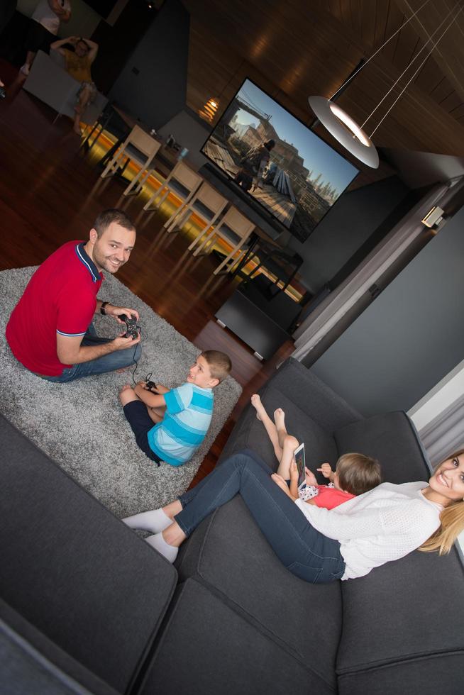 famille heureuse jouant à un jeu vidéo à la troisième personne photo