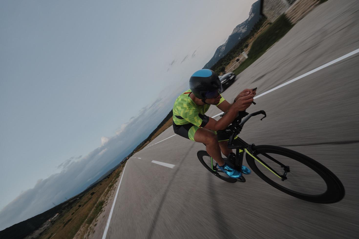 athlète de triathlon faisant du vélo photo