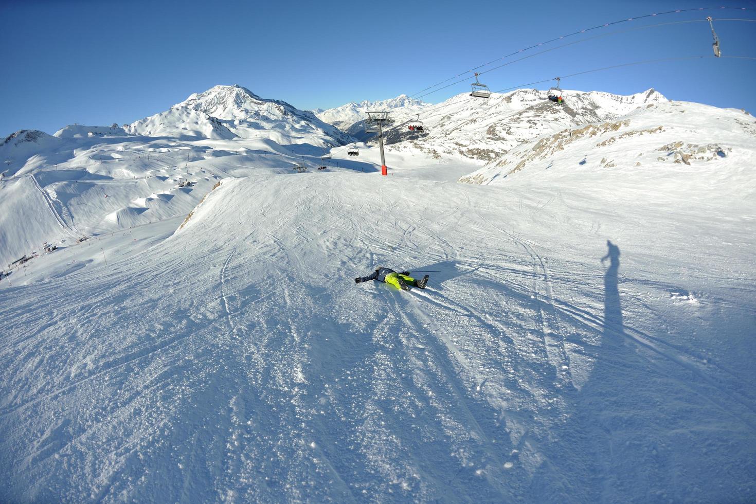 skier sur la neige fraîche en hiver lors d'une belle journée ensoleillée photo