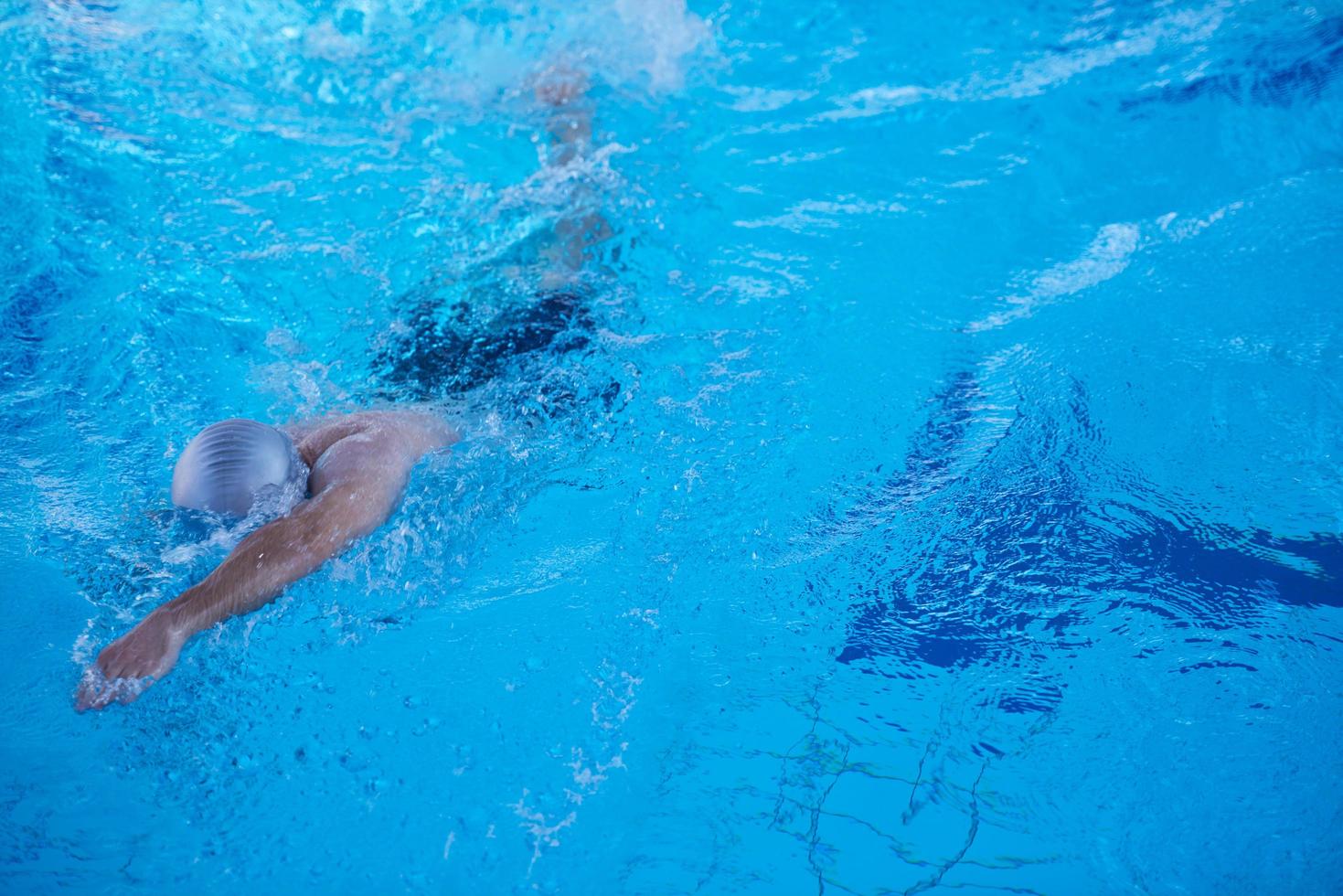 exercice de nageur sur le caca de piscine intérieure photo