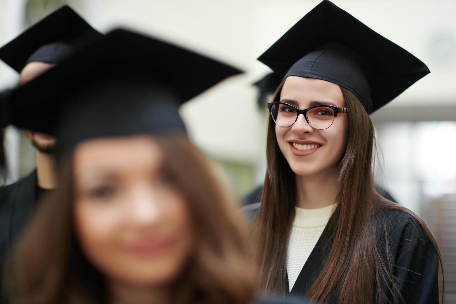 groupe d'étudiants diplômés internationaux divers célébrant photo