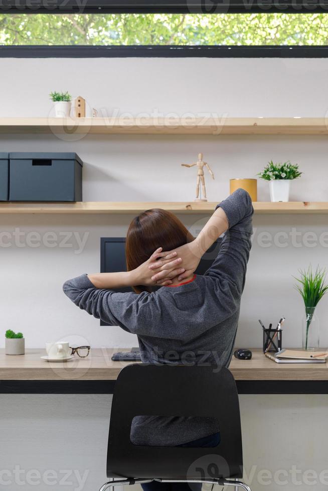 jeune femme indépendante avec ordinateur dans la chambre, femme travaillant au bureau, artiste indépendante photo