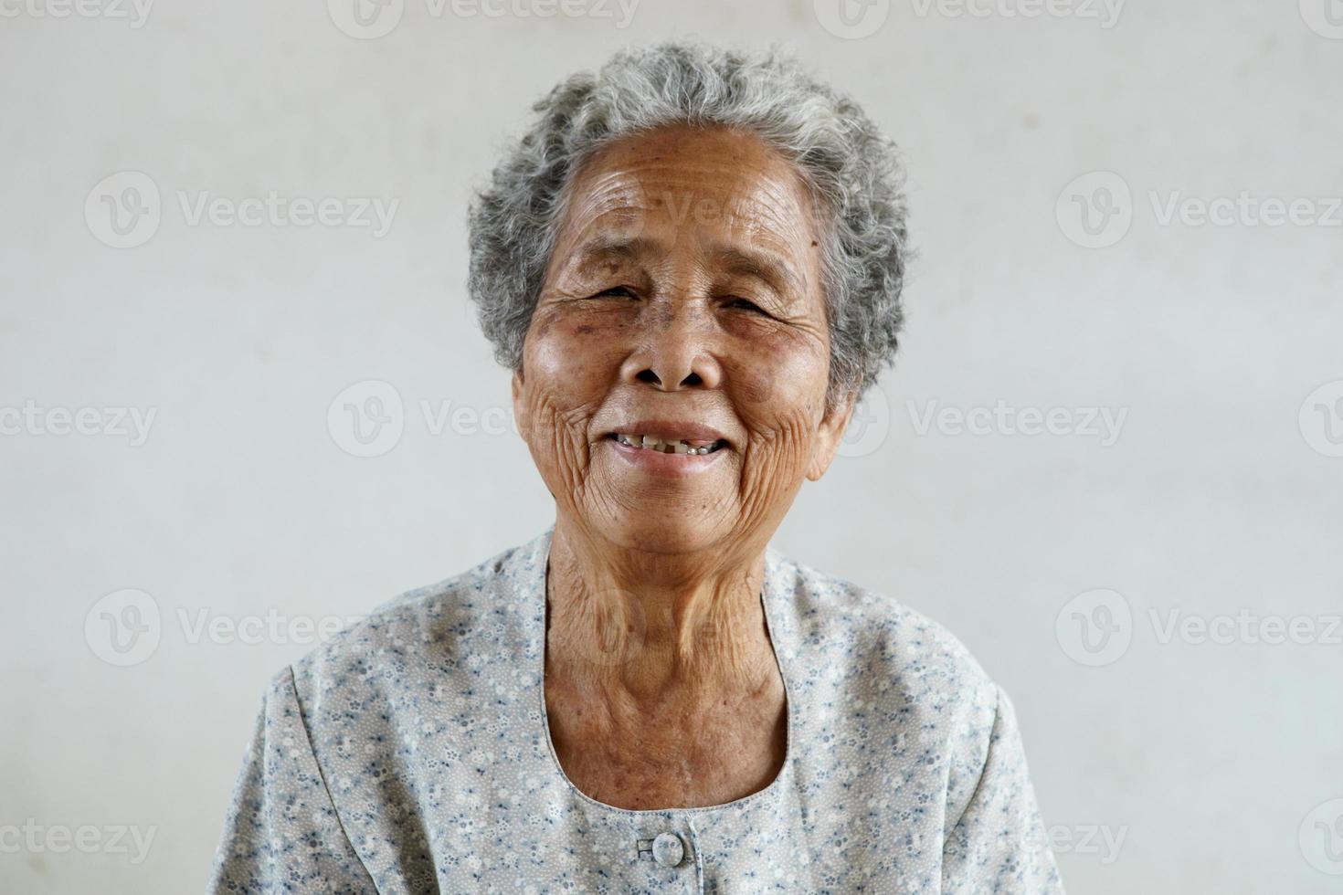 souriant d'une personne âgée asiatique heureuse sur fond blanc photo