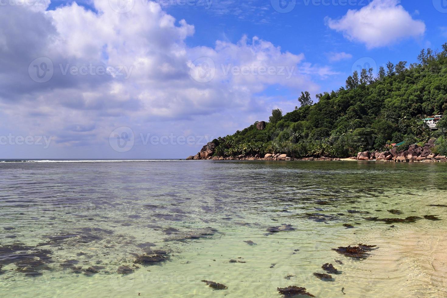 journée ensoleillée vue sur la plage sur les îles paradisiaques seychelles photo