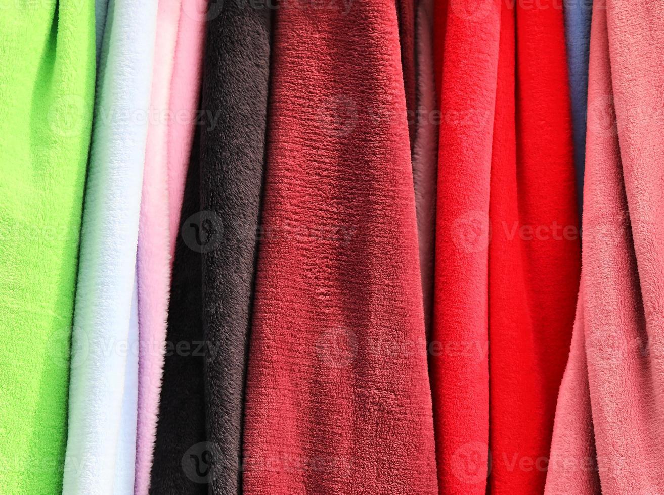 vue rapprochée détaillée sur des échantillons de tissu et de tissus de différentes couleurs trouvés sur un marché de tissus photo