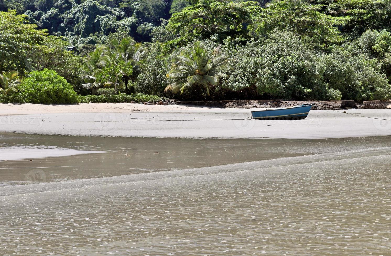 journée ensoleillée vue sur la plage sur les îles paradisiaques seychelles photo