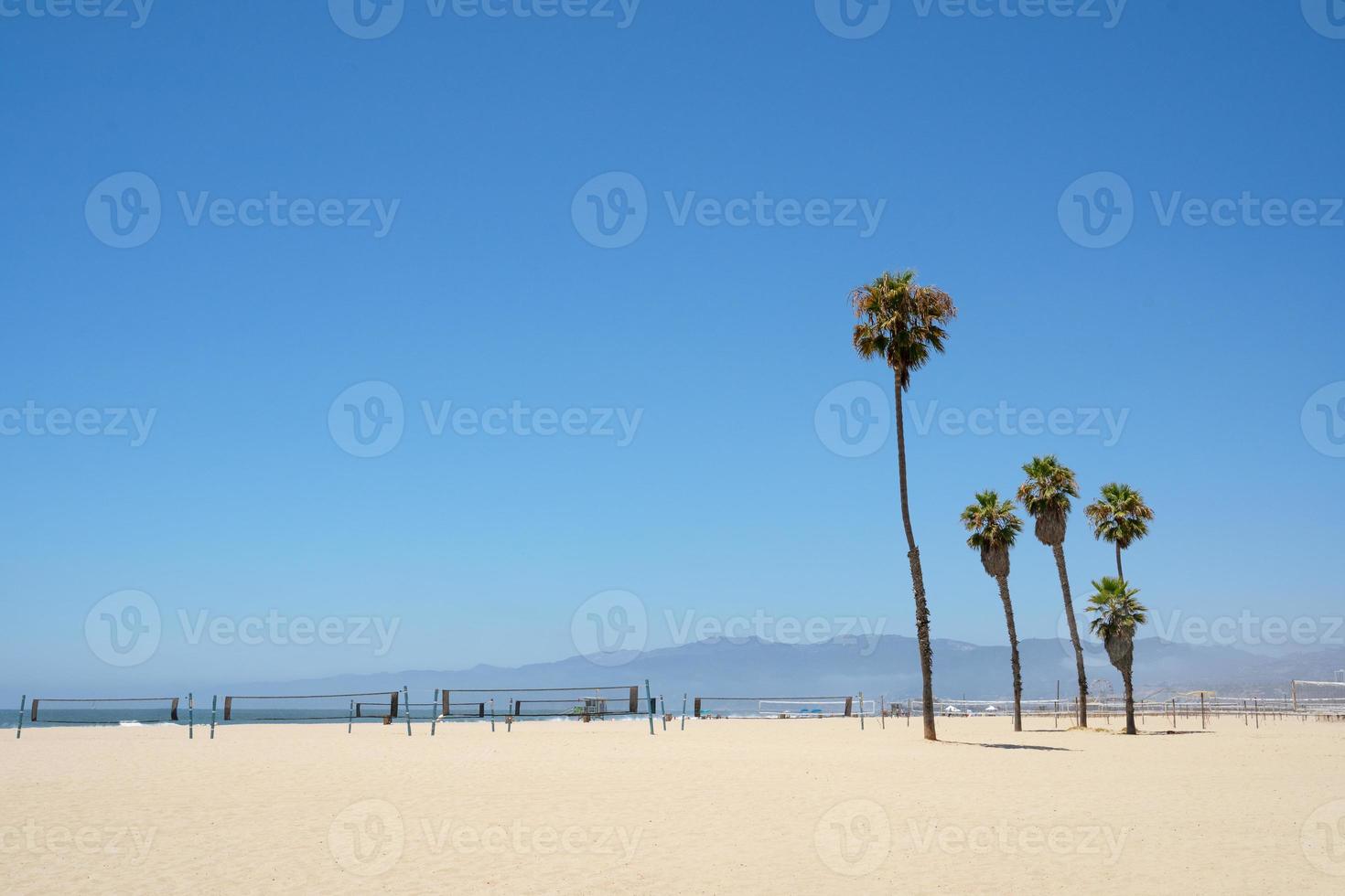 Palmiers et filets de volley-ball sur Venice Beach Los Angeles Californie photo