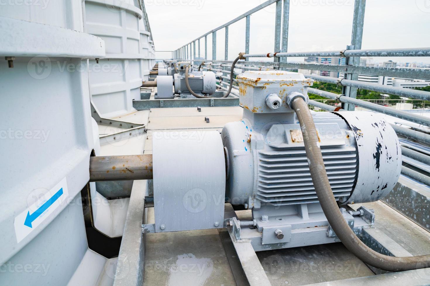 industrie du moteur électrique dans le système de tour de refroidissement et installation sur le toit du bâtiment pour le système de refroidissement. photo