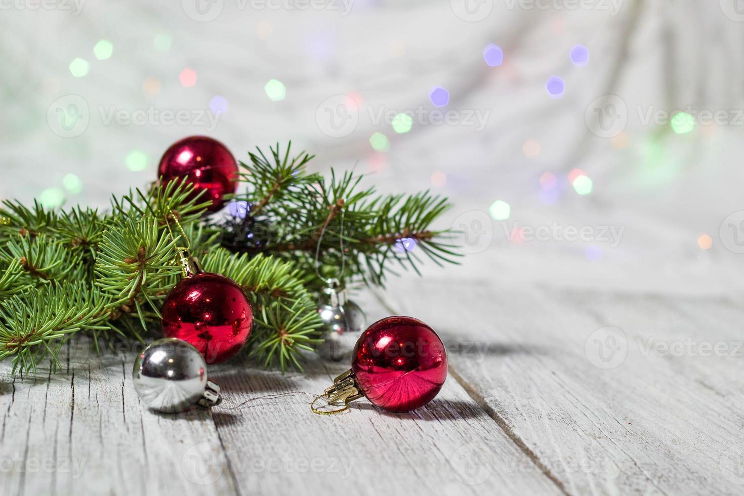 fond de vacances de Noël. babiole argent et rouge suspendu à un arbre décoré avec bokeh, espace copie photo