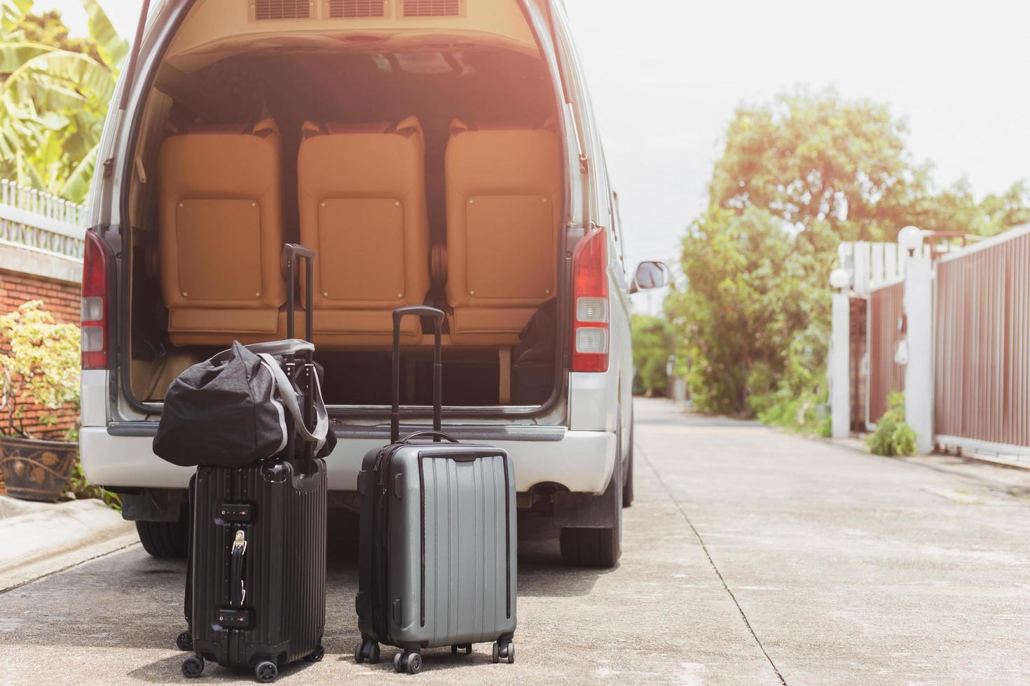 voyage sur la route avec van itinérant et concept de voyage valise. photo