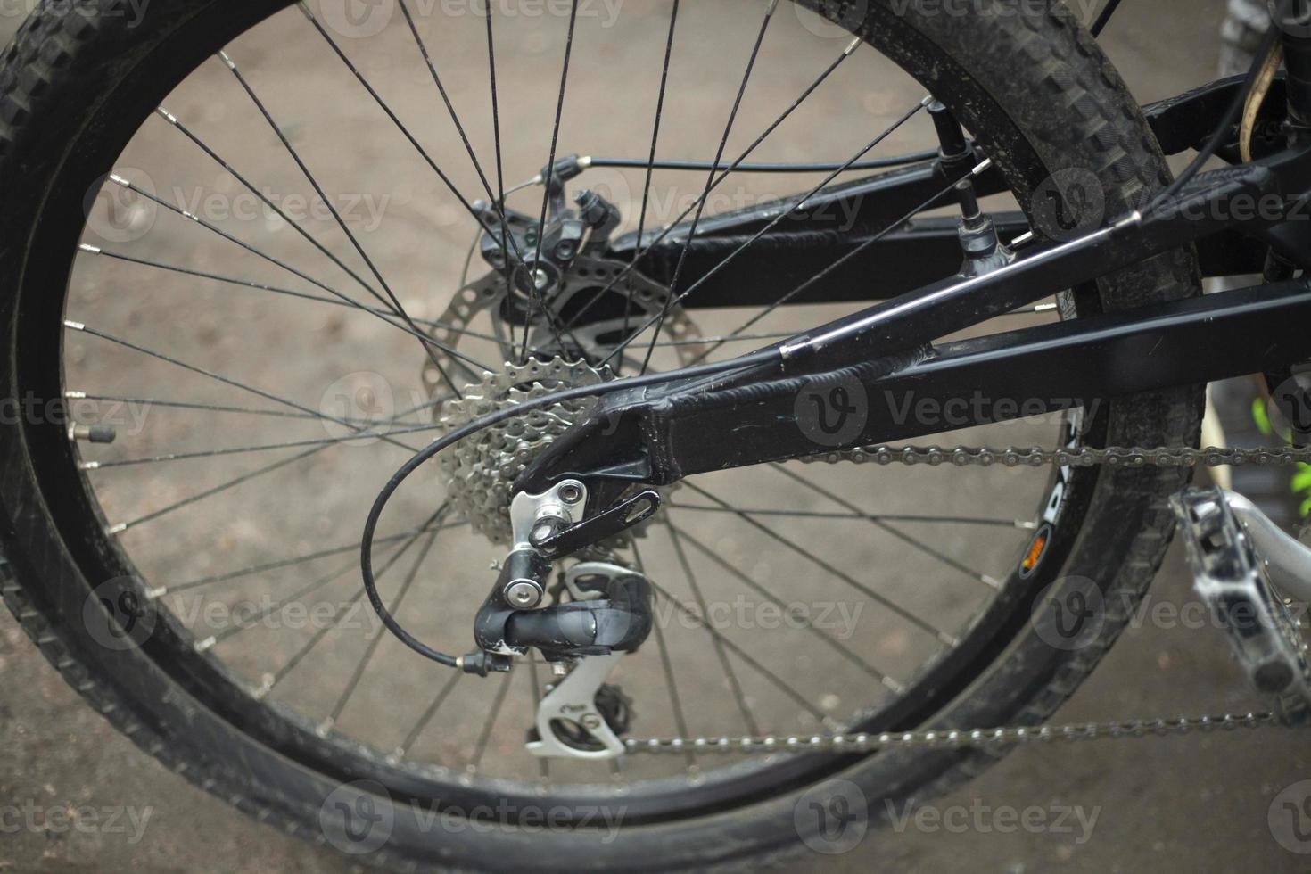 roue de vélo noire. détails du vélo dans la rue. rayons et pneu. photo