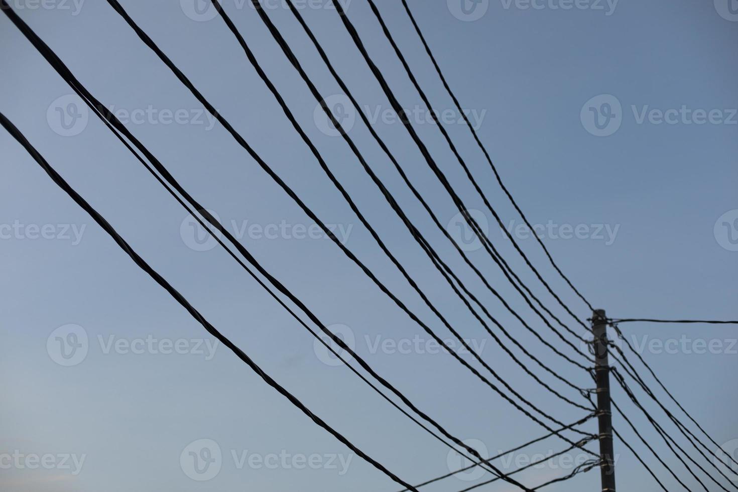 fils contre le ciel. beaucoup de fils électriques. photo