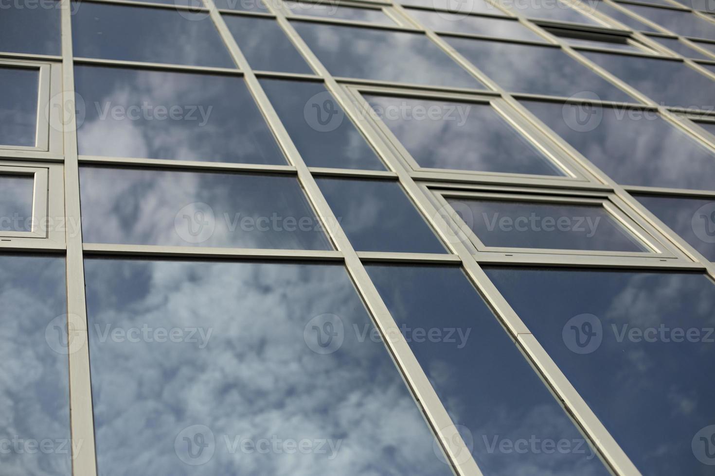 bâtiment est en verre. surface miroir dans un immeuble de bureaux. photo