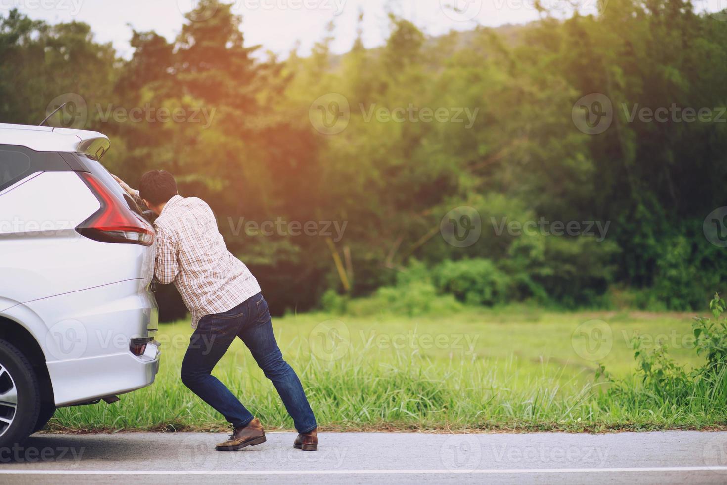 une panne de voiture peut arriver à tout le monde. voiture ne démarre pas, panne de carburant, panne de batterie, crevaison. photo