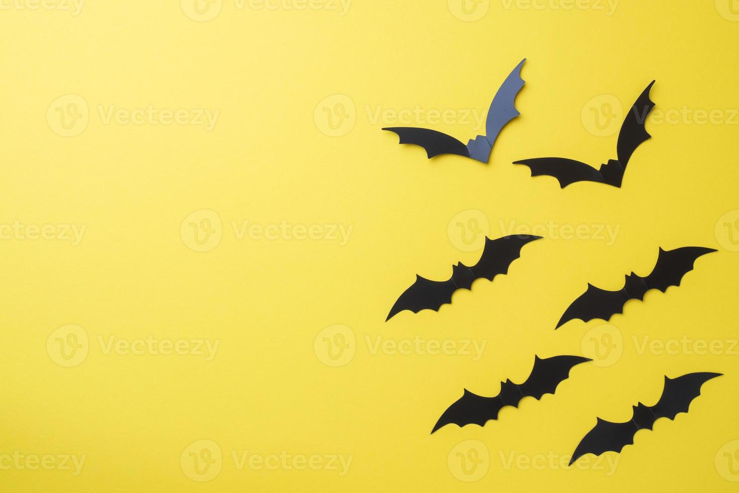 décor de chauves-souris sur fond jaune. notion d'halloween. photo