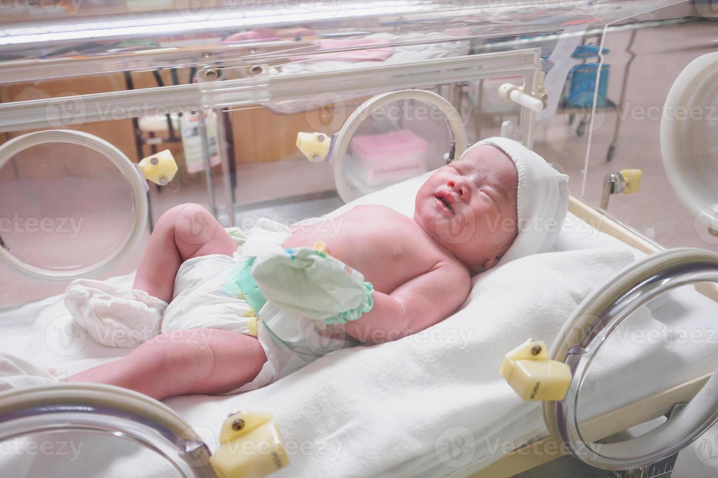 nouveau-né bébé sommeil dans l'incubateur à l'hôpital photo