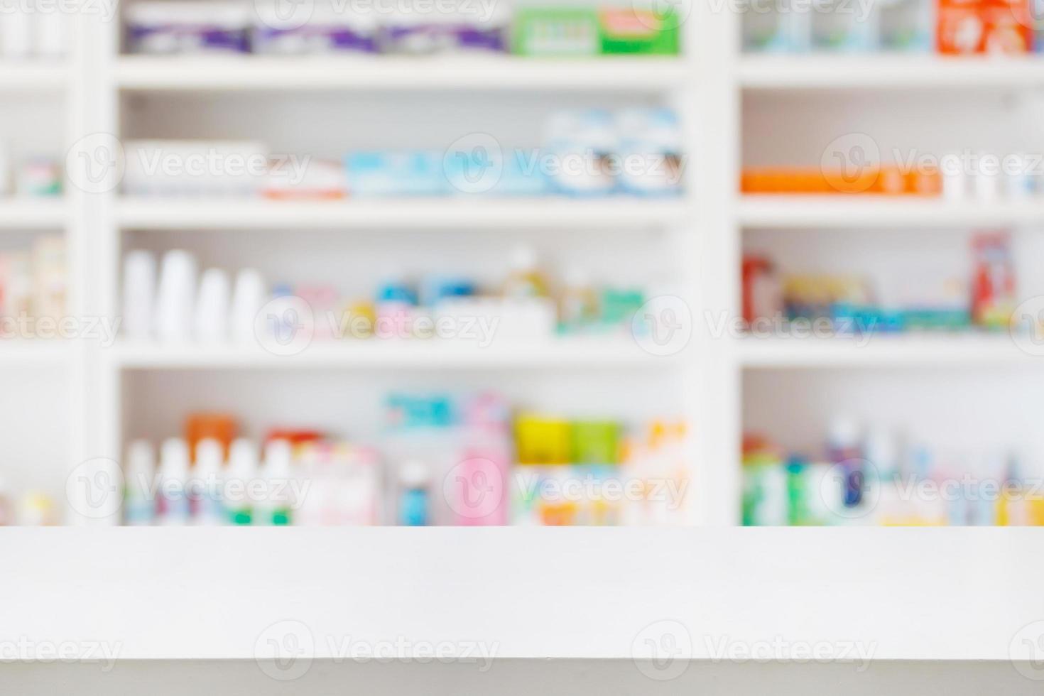 Table de comptoir de pharmacie de pharmacie avec fond abstrait flou avec des médicaments et des produits de santé sur des étagères photo